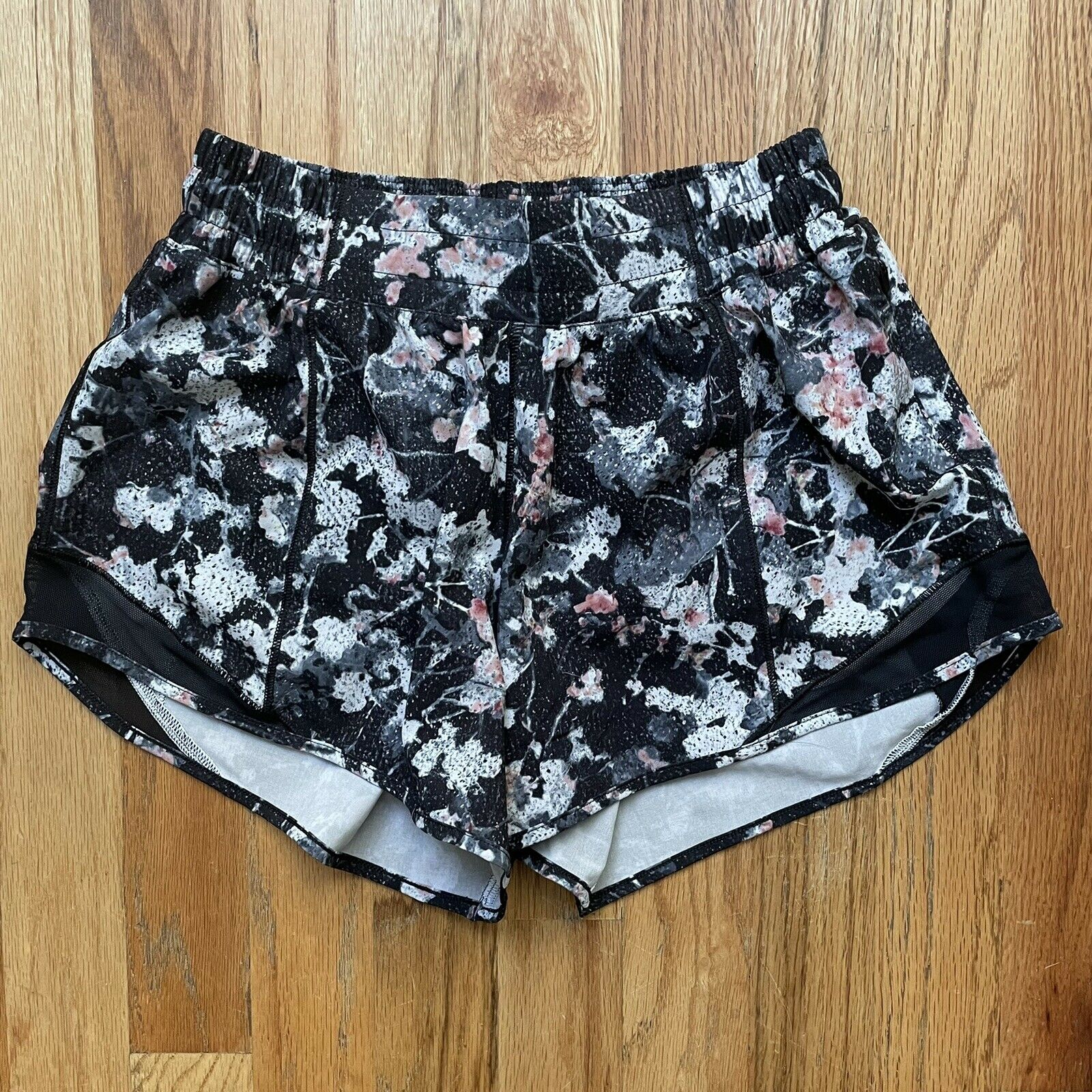 Women's Lululemon Track That Mid-rise Black Floral Running Athletic Shorts Sz 4t
